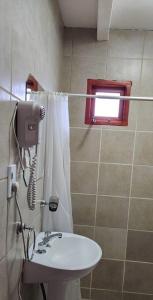 乌斯怀亚Departamento Ushuaia的一间带白色水槽和窗户的浴室