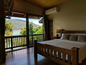 丽贝岛Cashewnut Cove的一间卧室设有一张床和一个美景阳台
