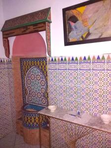 拉巴特Dar Sam - Pacha Room的带壁炉的浴室,设有瓷砖墙