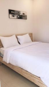 纳闽巴霍A-Manta Homestay的配有2张床的带白色床单和枕头的客房