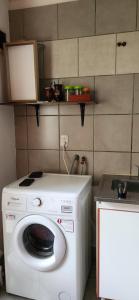 乌斯怀亚Departamento Ushuaia的小厨房内的洗衣机和烘干机