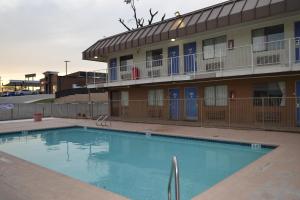 圣安东尼奥Travelodge by Wyndham San Antonio Lackland AFB North的大楼前的大型游泳池