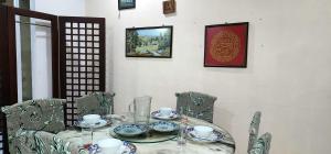 古晋Tatai Kumang Homestay的上面有杯子和盘子的桌子