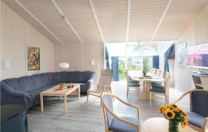 特拉弗明德Strandblick 7 - Dorf 1的客厅配有蓝色的沙发和桌子