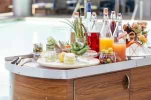 凤凰城凤凰城市景金普顿帕洛玛酒店的一张桌子,上面放着一盘食物和瓶装饮料