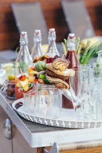 凤凰城凤凰城市景金普顿帕洛玛酒店的桌子上放着一盘食物和饮料