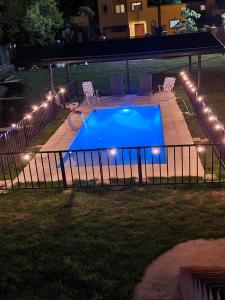 萨尔塔Don Mateo - Casa de Campo的夜间在院子里的游泳池,灯光照亮