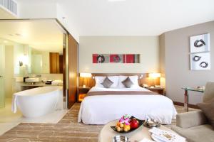 曼谷盛泰澜曼谷拉普崂中央广场酒店的酒店客房配有一张床和浴缸。