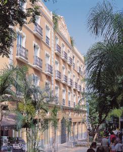 拉克鲁斯RF阿斯托利亚酒店 - 仅限成年人的一座带阳台的大建筑