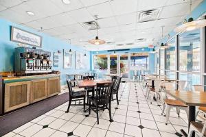 德斯坦Beachfront Retreat- "The Getaway"的餐厅设有桌椅和蓝色的墙壁