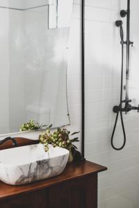 奥尔伯里Millers Nook - Central Charm的一间带大理石盥洗盆和淋浴的浴室