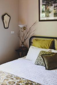 奥尔伯里Millers Nook - Central Charm的卧室配有带白色棉被的床