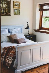奥尔伯里Millers Nook - Central Charm的卧室配有白色的床和窗户