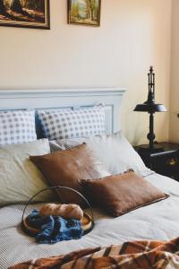 奥尔伯里Millers Nook - Central Charm的一张带棕色枕头的床和一张毯子