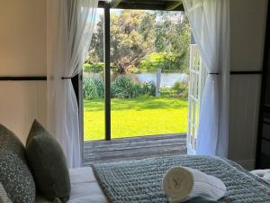 CapelSecluded rural retreat in Southwest WA的一间卧室设有一张床,享有窗户的景色