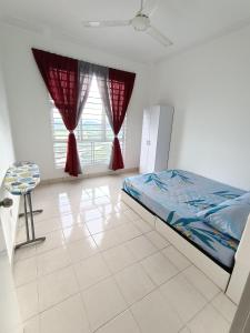 普特拉贾亚Jannah Homestay Seruling的卧室配有床、椅子和窗户。