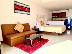 卡塔海滩山海景观豪华公寓的客厅配有沙发和1张床