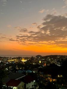 卡塔海滩山海景观豪华公寓的日落时分城市美景