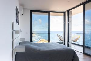普拉亚3 bdr aprt, stunning seaview, rooftop pool - LCGR的一间卧室配有一张床,享有海景