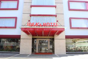 万隆IDEA's Hotel Jalan Ibrahim Aji的大楼前有红色标志的酒店