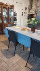 弗洛里亚诺波利斯Graça de Casa的一张桌子上有一个蓝色的桌布
