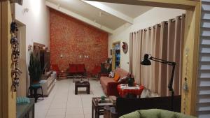 弗洛里亚诺波利斯Graça de Casa的客厅配有红色沙发和红色椅子