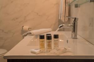 波尔图葆德埃库卡酒店的浴室水槽内装有两瓶除臭剂
