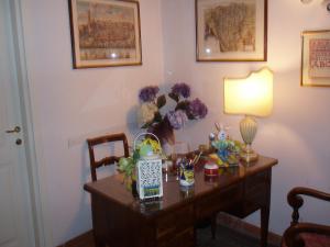 锡耶纳阿尔杜波特住宿加早餐旅馆的一张桌子,上面有灯和鲜花