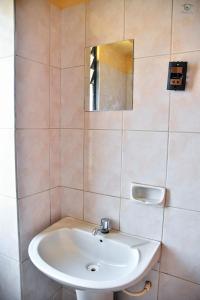 科帕卡巴纳solsticio hostel的一间带水槽和镜子的浴室