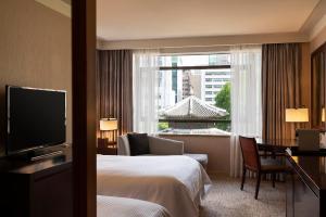 首尔Westin Josun Seoul Hotel的酒店客房设有床和窗户。
