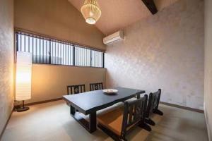 京都Samurai Suite 1 , 15mins from Kyoto Eki , 5 mins to Arashiyama的一间用餐室,配有黑色的桌子和椅子