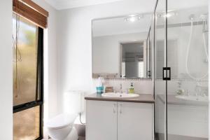 巴瑟尔顿Baudins of Busselton Bed and Breakfast - Adults only的白色的浴室设有2个盥洗盆和1个卫生间。