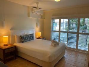 扬巴克维亚巴酒店的卧室设有白色的床和大窗户