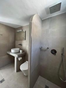 佩里萨Anna Maria Rooms Santorini的带淋浴、卫生间和盥洗盆的浴室