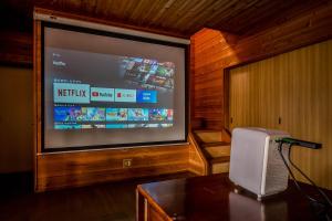 富士河口湖Stella Rental Villa Engawa House的客厅里的大屏幕电视,有扬声器