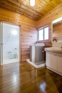 富士河口湖Stella Rental Villa Engawa House的带淋浴、盥洗盆和浴缸的浴室