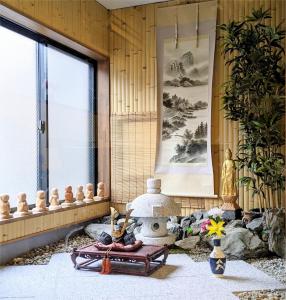 京都Samurai Suite 1 , 15mins from Kyoto Eki , 5 mins to Arashiyama的一间设有窗户和神社的房间