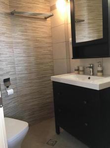 鲁特罗Maistrali的一间带水槽、卫生间和镜子的浴室