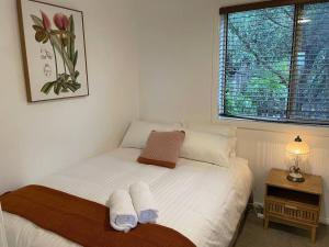 凯阿玛Games Room & Ocean View的一间小卧室,配有带毛巾的床