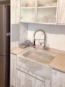 代尔特布雷El Nido: Una casita de ensueño的厨房柜台设有水槽和水槽