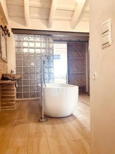 代尔特布雷El Nido: Una casita de ensueño的窗户客房内的白色大浴缸