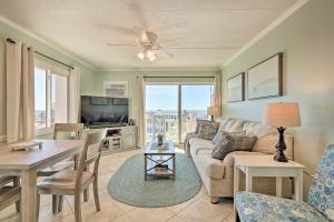 大洋城End-Unit Ocean City Condo with Panoramic Views!的客厅配有沙发和桌子