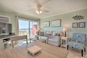 大洋城End-Unit Ocean City Condo with Panoramic Views!的客厅配有沙发和桌子