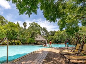 雾观Leisure Time Rentals - Sanbonani Resort & Spa的度假村的游泳池,人们在里面玩耍