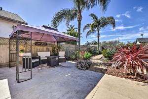 圣巴巴拉Santa Barbara Home with Private Outdoor Pool!的棕榈树庭院中的凉亭