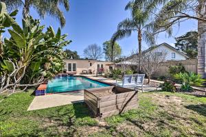 圣巴巴拉Santa Barbara Home with Private Outdoor Pool!的一个带游泳池和房子的后院