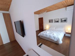 地拉那E&E Home Sweet Home的一间卧室配有一张床和一台平面电视