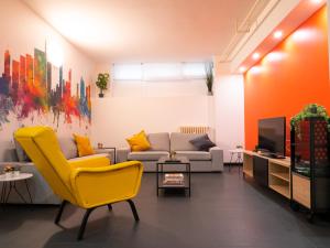 米兰Blocco Sauli的客厅配有黄色椅子和沙发