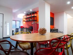 米兰Blocco Sauli的一间带木桌和椅子的用餐室