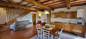 卡索莱德尔萨Tenuta Colombaio的厨房以及带桌椅的起居室。